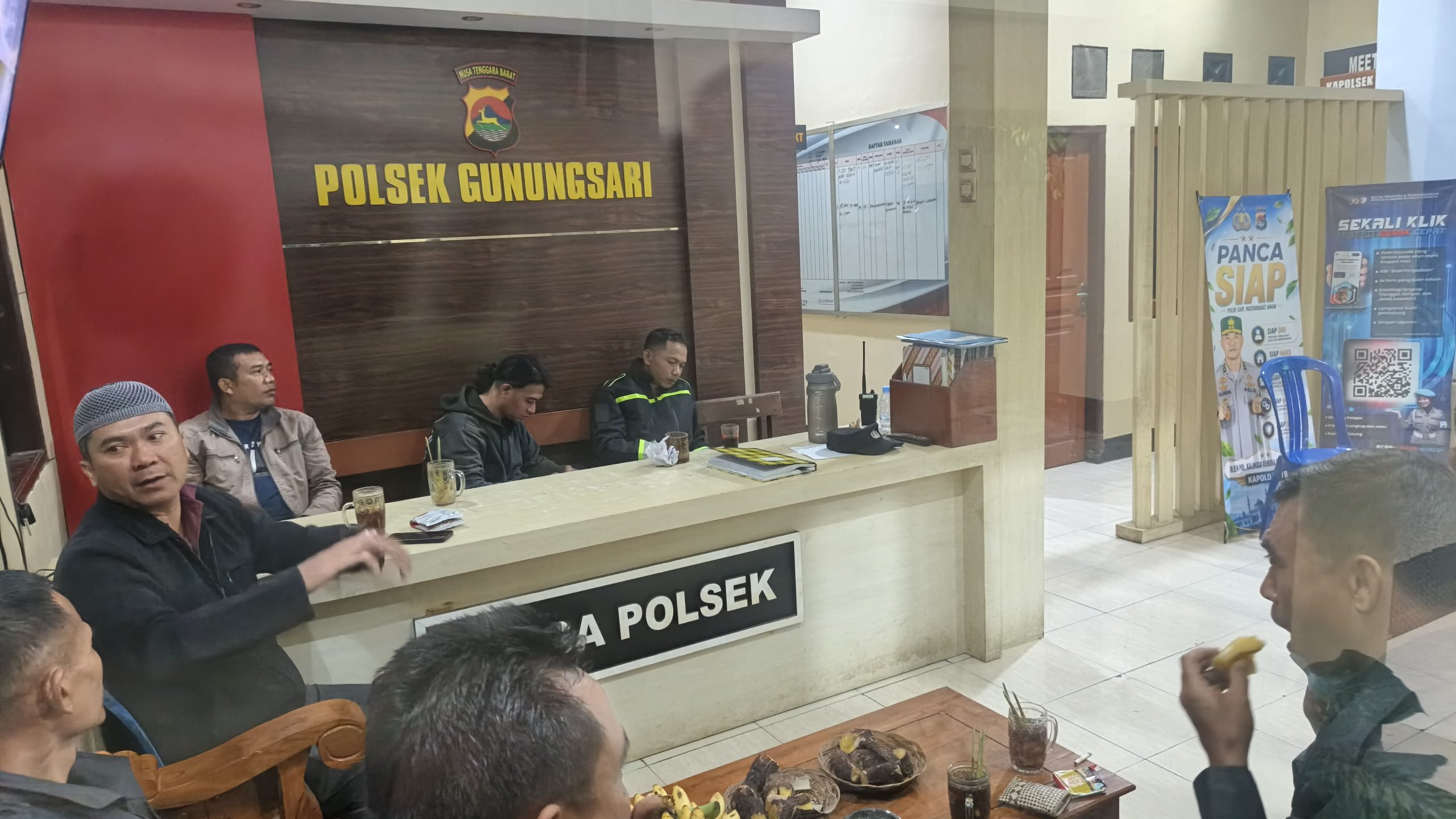 Nobar Australia vs Mesir, Polsek Gunungsari Pererat Silaturahmi dan Dukung UMKM